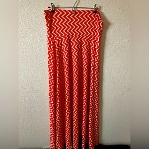 STRETCHY maxi skirt. Fun print, with wide waist that can be folded to shorten.